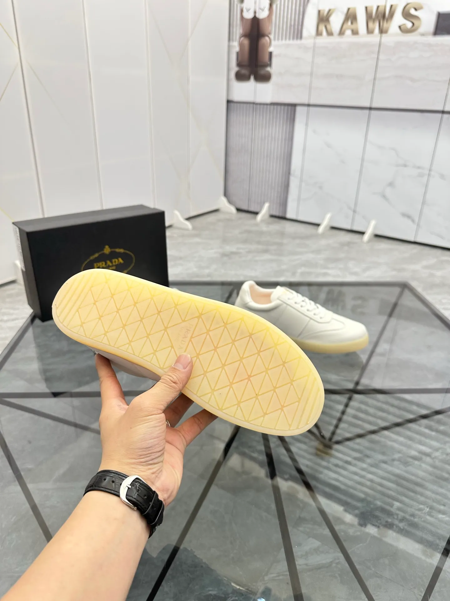 Men's shoes: 💰P400¥ Product trademark: Prada *"Prada*" low-top casual shoes Regular size: 38-44 (can be customized to 45) Product materials: imported cowhide upper, sheepskin lining, original outsole. Number: 020